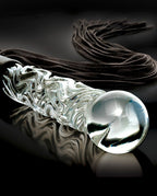 Lederflogger mit silbernem Glasdildo und dunklem Griffband