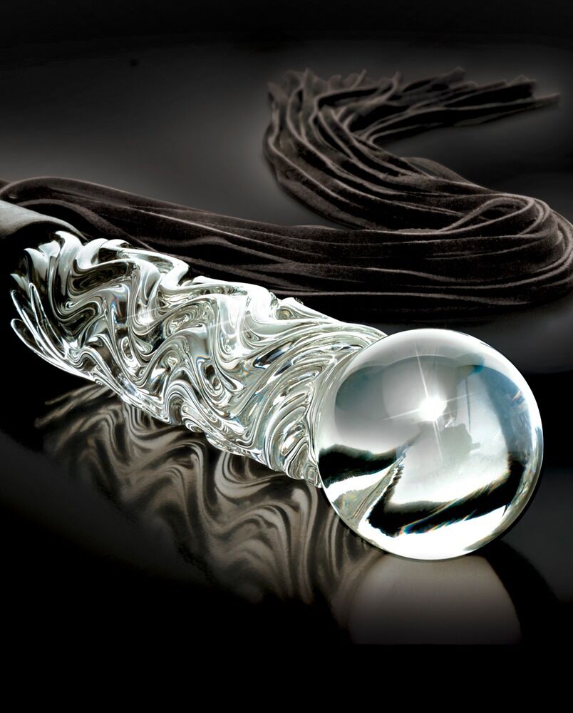 Lederflogger mit silbernem Glasdildo und dunklem Griffband