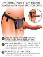 Harness mit gepolsterter Bodenplatte und Saugdock an der Taille, Dildo angesetzt