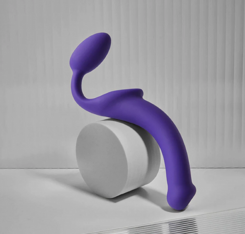 Biegsamer Silikon-Strap-on in Lila mit gebogener Dildo-Form und breitem Griff