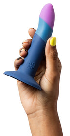 Strap-on-Set in der Hand: blaues Teil mit lila Spitze und schwarzem Unterteil