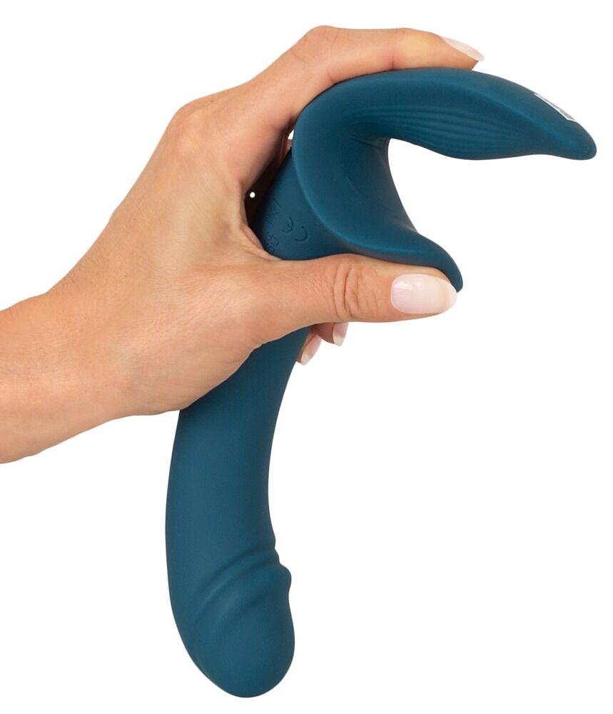 Tealfarbener Strap-on-Dildo mit Vibrationsknopf, in Hand gehalten