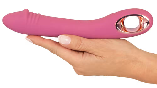Rosafarbener, gebogener G-Spot-Vibrator; Hand hält ihn am länglichen Griff