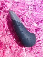 Womanizer Vibe – Auflegevibrator mit UltraWave-Technologie - Dunkelblau