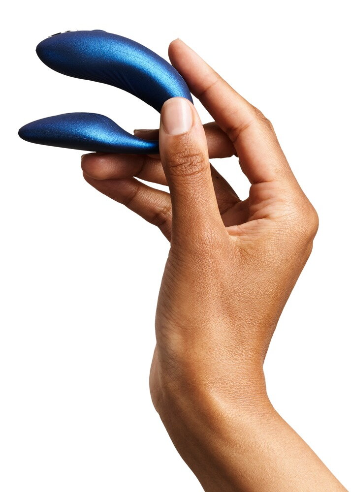Intelligenter Paarvibrator in Metallicblau, zwei Teile liegen in den Händen
