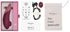 Clitorisstimulator-Lieferumfang: Gerät, Kabel, Aufsätze und Beutel in Rosa/Bordeaux