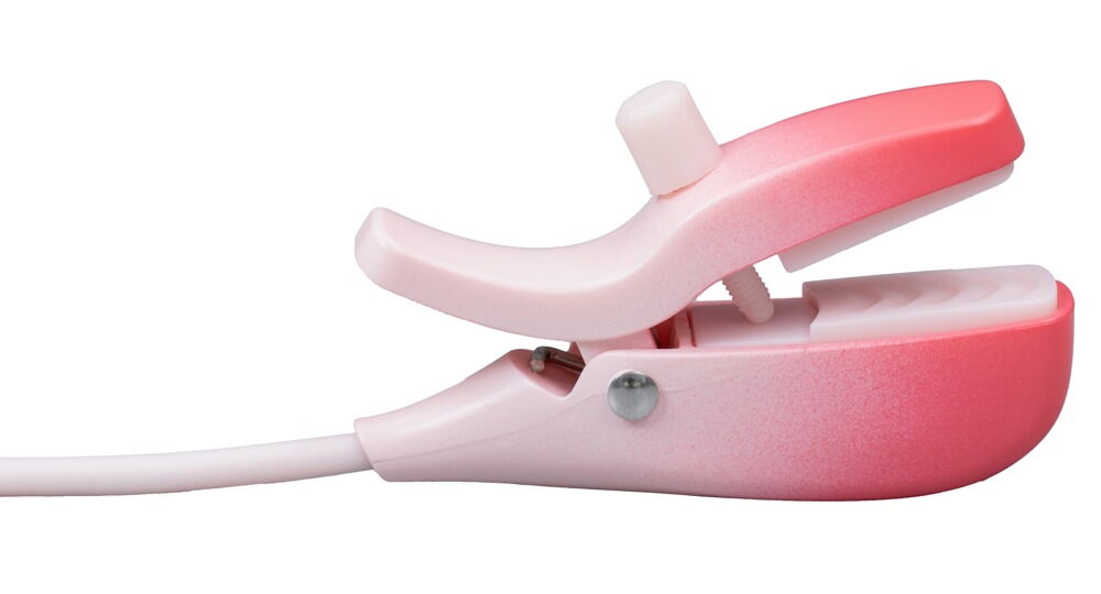 Pinkfarbene Nippelklemmen mit Metallteil und weißem Anschlusskabel an der Steuereinheit