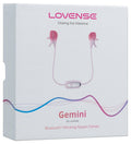 Lovense Gemini Verpackung mit pinken Nippelklemmen und Bluetooth-Vibrationshinweis