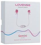Lovense Gemini Verpackung mit pinken Nippelklemmen und Bluetooth-Vibrationshinweis