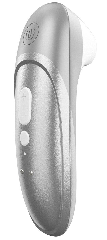 Handheld-Körperstimulator in silbermetallic mit erhabener Taste und Griffmulde