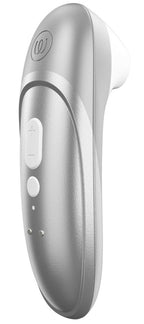 Handheld-Körperstimulator in silbermetallic mit erhabener Taste und Griffmulde