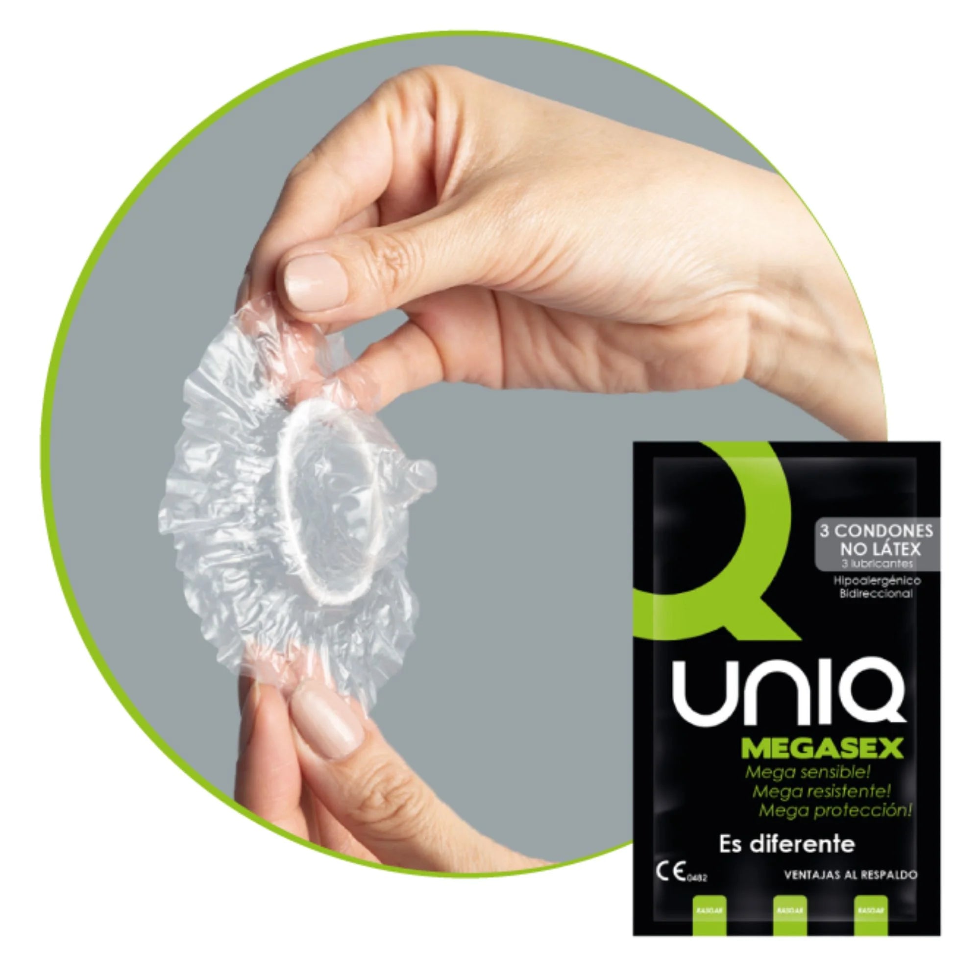 Kondompackung UNIQ Megasex 3 mit Latex-Kondom in geöffneter Folie