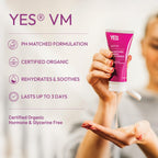 YES VM Vaginale Feuchtigkeitscreme, Tube in Hand, violett, pH-anpassend