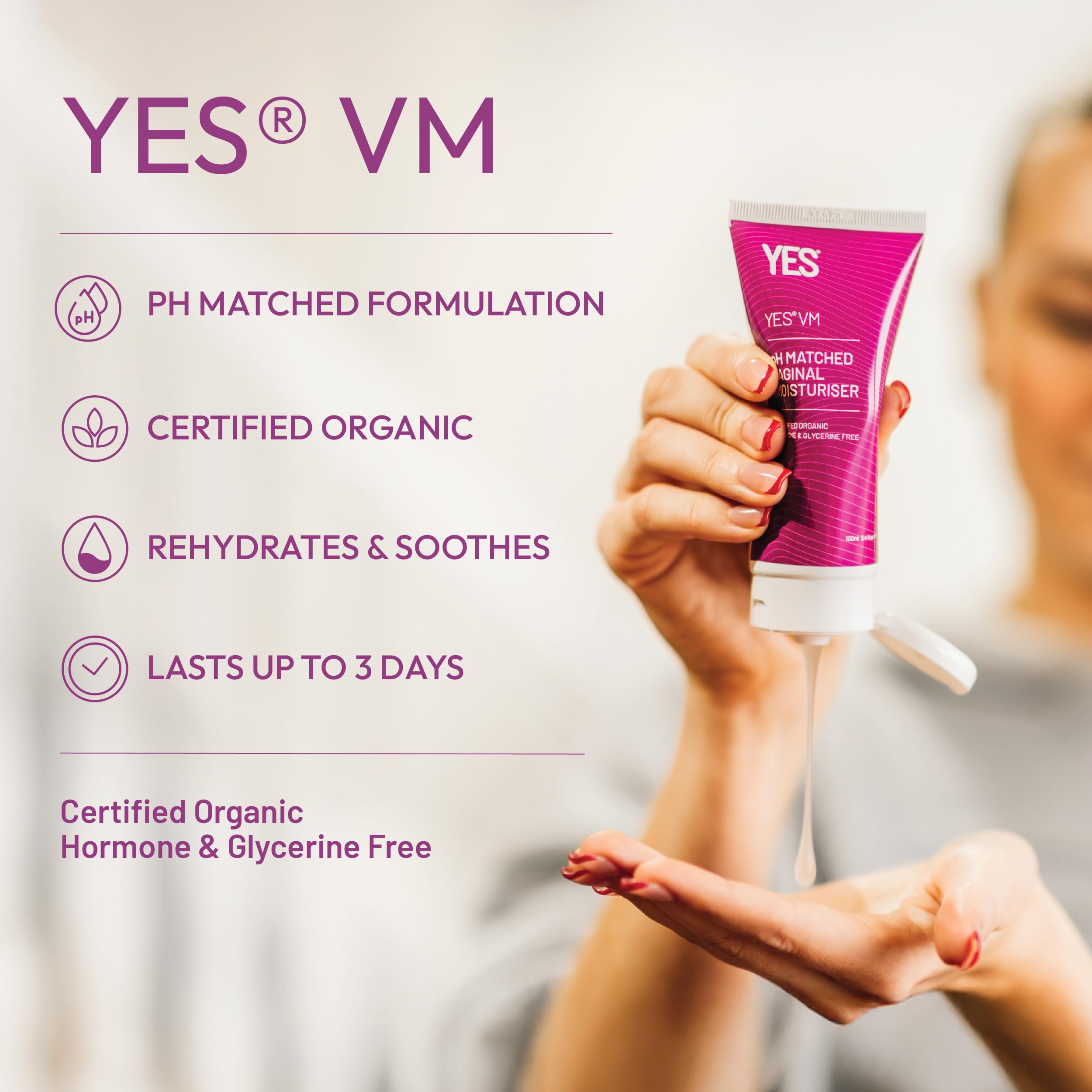 YES VM Vaginale Feuchtigkeitscreme, Tube in Hand, violett, pH-anpassend