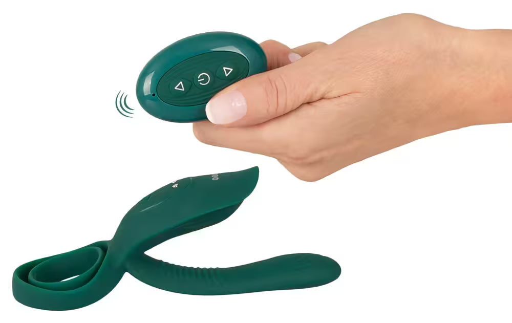 Hand hält grünen Handsender über dem Ring-Vibrator