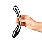 Doppelseitiges Lust-Tool in Hand gehalten, gebogen, schwarz/weiß mit weißen Linien