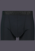 Flachliegende schwarze Boxershorts mit sichtbar eingesticktem Bundschriftzug, Vorderansicht.