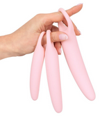 Rosa Silikon-Vaginaltrainer, elastische Form, in einer Hand gehalten