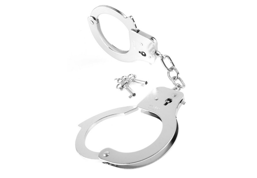 Silberne Metall-Handschellen mit Kette und kleinen Schlüsseln