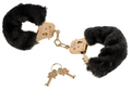 Flauschige schwarze Handschellen mit goldfarbenen Schloss und zwei Schlüsseln
