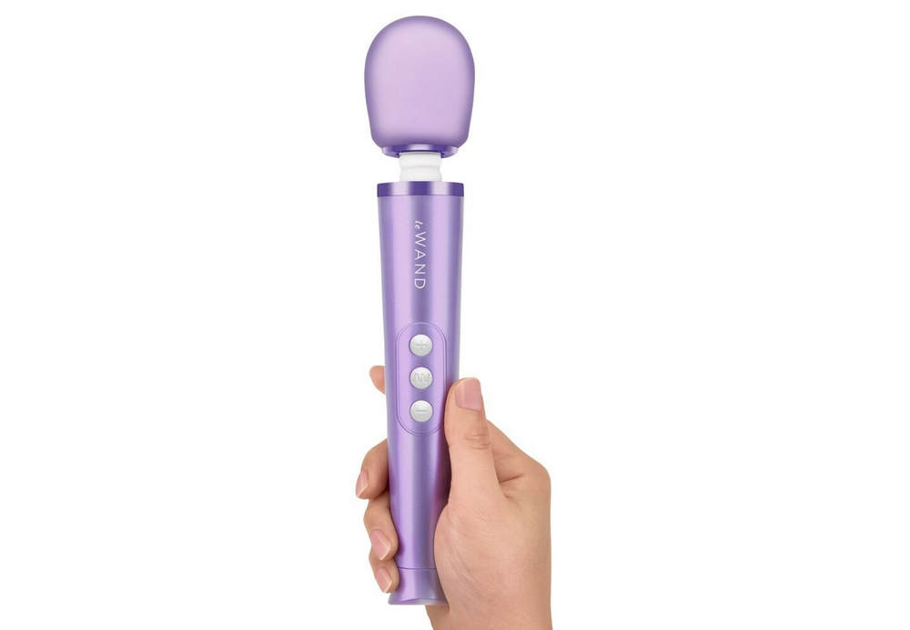 leWand Petite Vibrationsmassagegerät, lila, von Hand gehalten