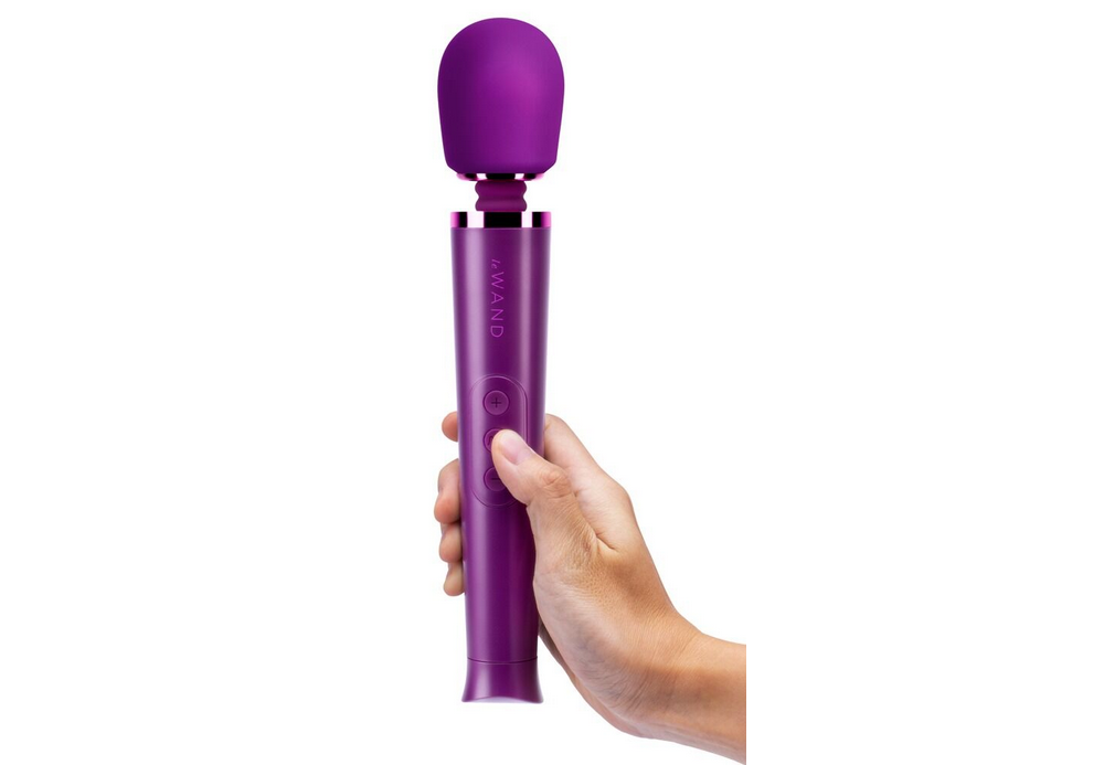 leWand petite Vibrationsmassagegerät in Hand, ergonomischer Griff mit Bedientasten