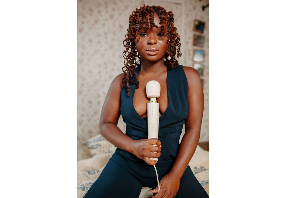 leWand Plug-In Vibrating Massager Creme