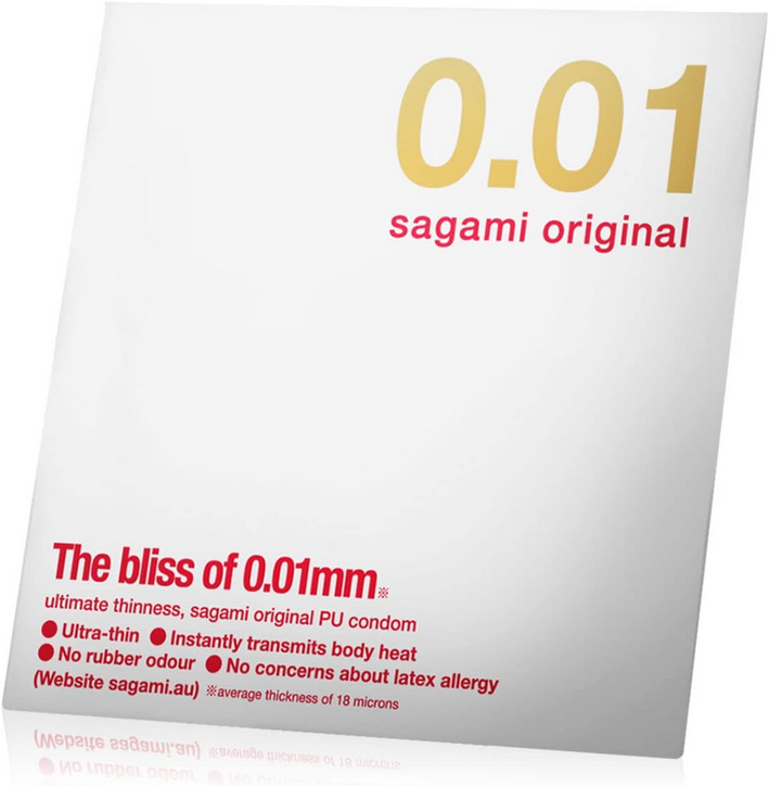 Kondom-Packung mit Aufdruck „0.01“ und „sagami original“ auf weißer Vorderseite