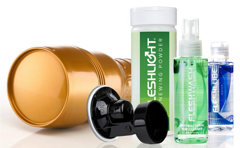 Goldfarbenes Trainingsgerät Fleshlight STU mit Reinigungsset aus Flaschen und Aufsatz