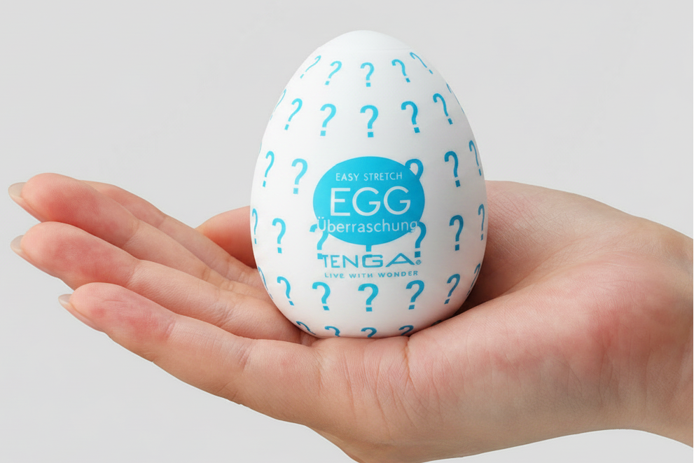 Blauer, eiförmiger Einmal-Masturbator in der Hand, mit „EGG“-Logo