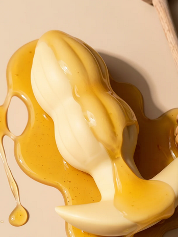 Mini-Butt-Plug, cremefarben und glänzend, mit gerundeter Wölbung und Rillen