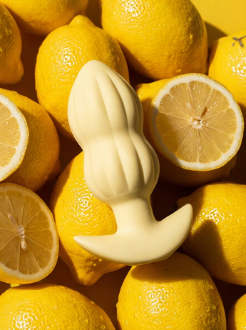Mini-Butt-Plug cremefarben, ovaler Fuß und gewundene Spitze