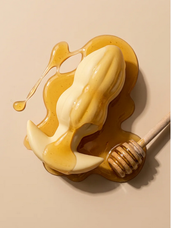 Mini-Butt-Plug in Creme, gebogene Form mit strukturiertem Griff am Ende