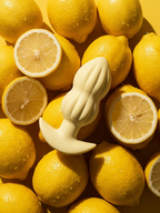 Mini-Butt-Plug, cremefarben, gebogen mit kurzer Spitze und breitem Fuß