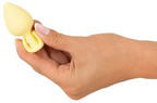 Mini-Butt-Plug gelb mit Flansch, in Hand gehalten