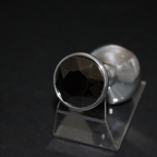 Ohrplug mit dunkel schimmerndem Kristall und silberfarbener Fassung, 30 mm