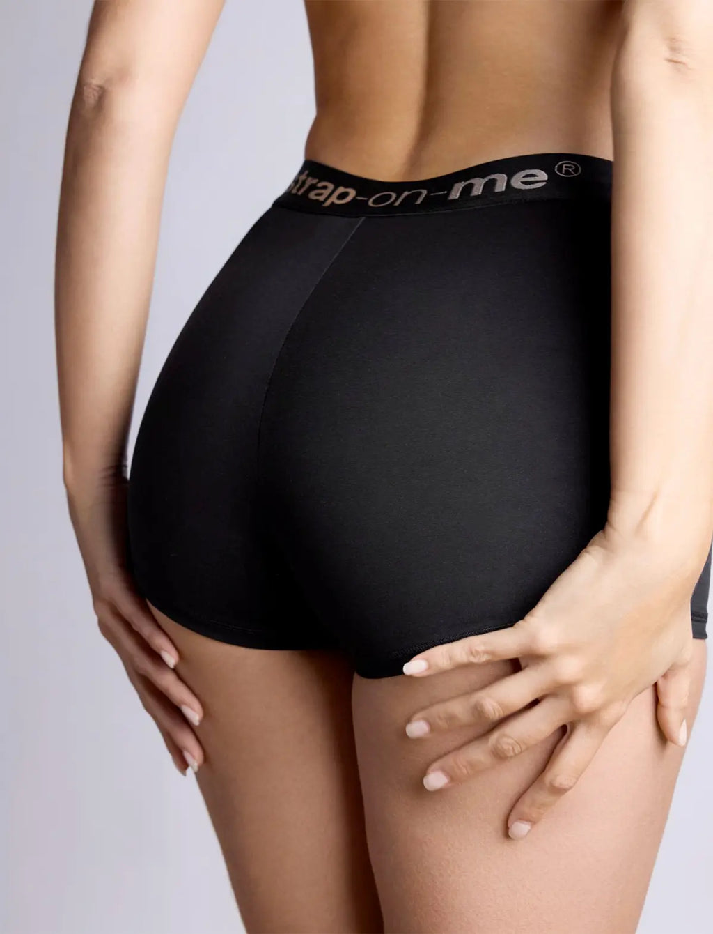 Schwarzer strap-on-me Harness-Shorty mit breitem Bund und Öffnung vorne
