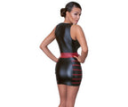 PARTY Lackkleid Rückansicht, ärmellos, schwarz glänzend mit roten Streifen.