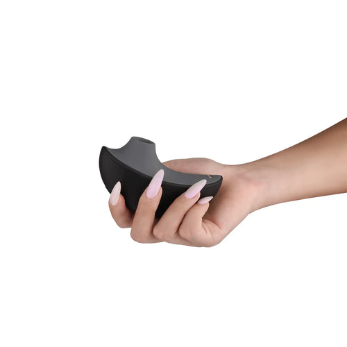SVAKOM Druckwellenvibrator in der Hand, schwarzes, gebogenes Gerät