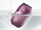 Auflegevibrator SVAKOM Klitty im Wasser mit violettem Gehäuse und silbernen Ringdetails