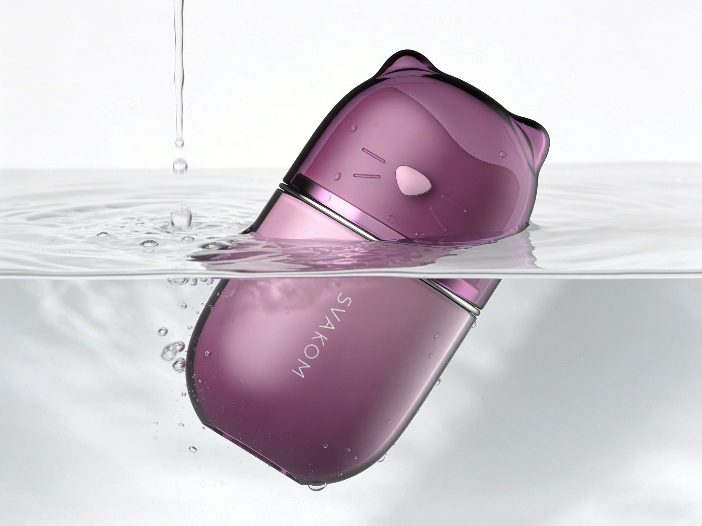 Auflegevibrator SVAKOM Klitty im Wasser mit violettem Gehäuse und silbernen Ringdetails