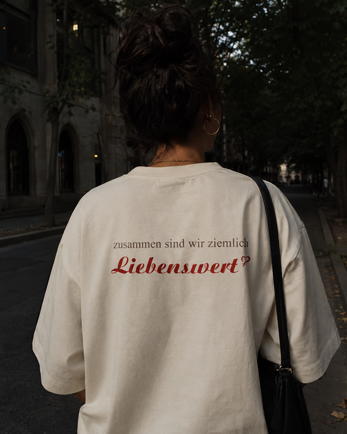 Person mit Liebenswert-Merch in natürlicher Umgebung