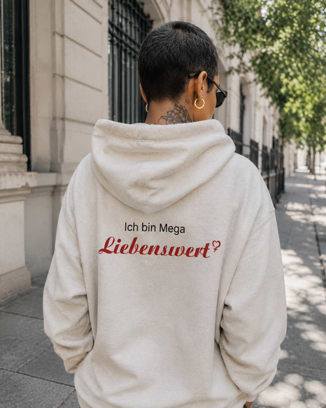 Person mit Liebenswert-Merch in natürlicher Umgebung