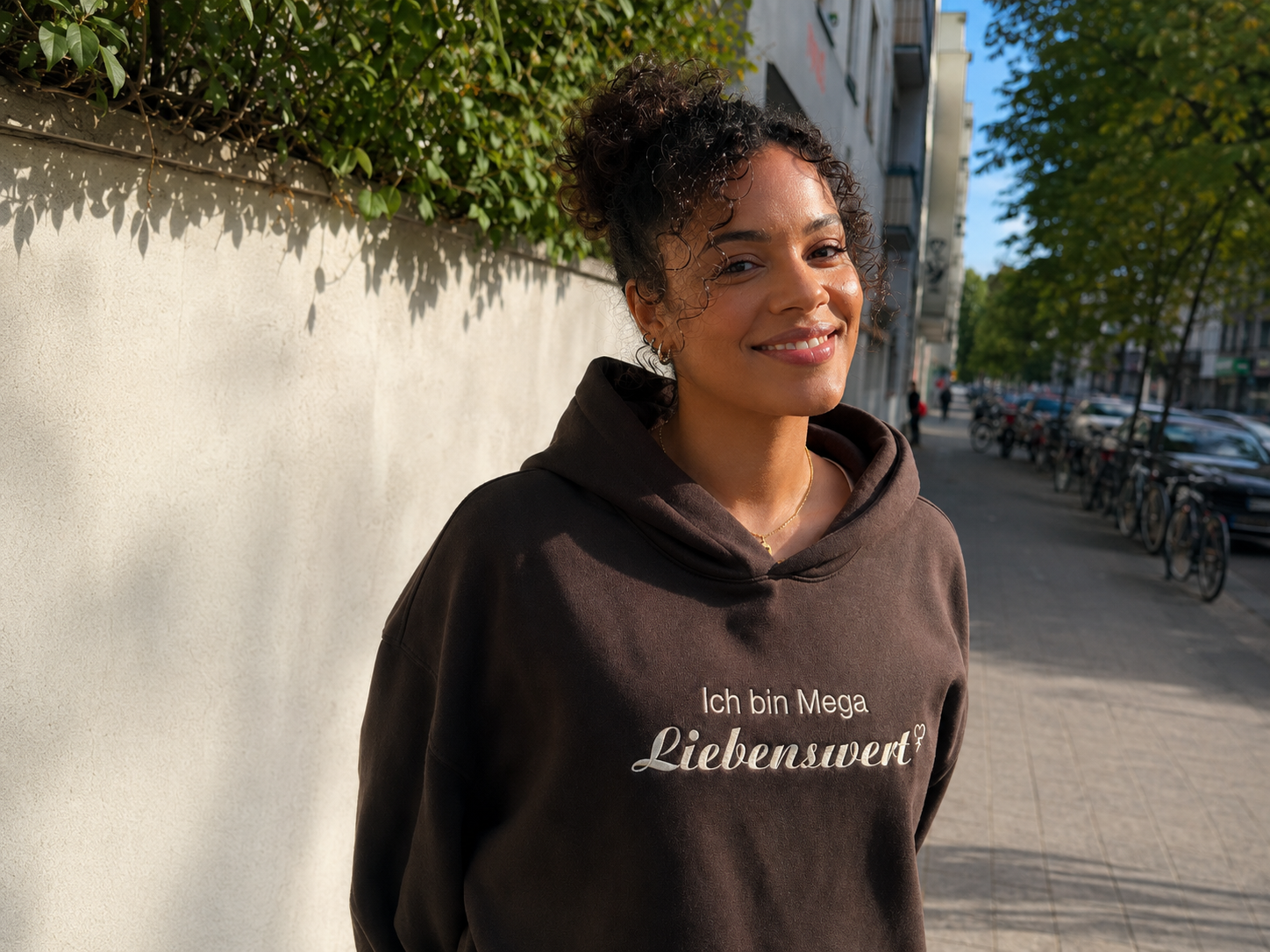 Person mit Liebenswert-Merch in natürlicher Umgebung
